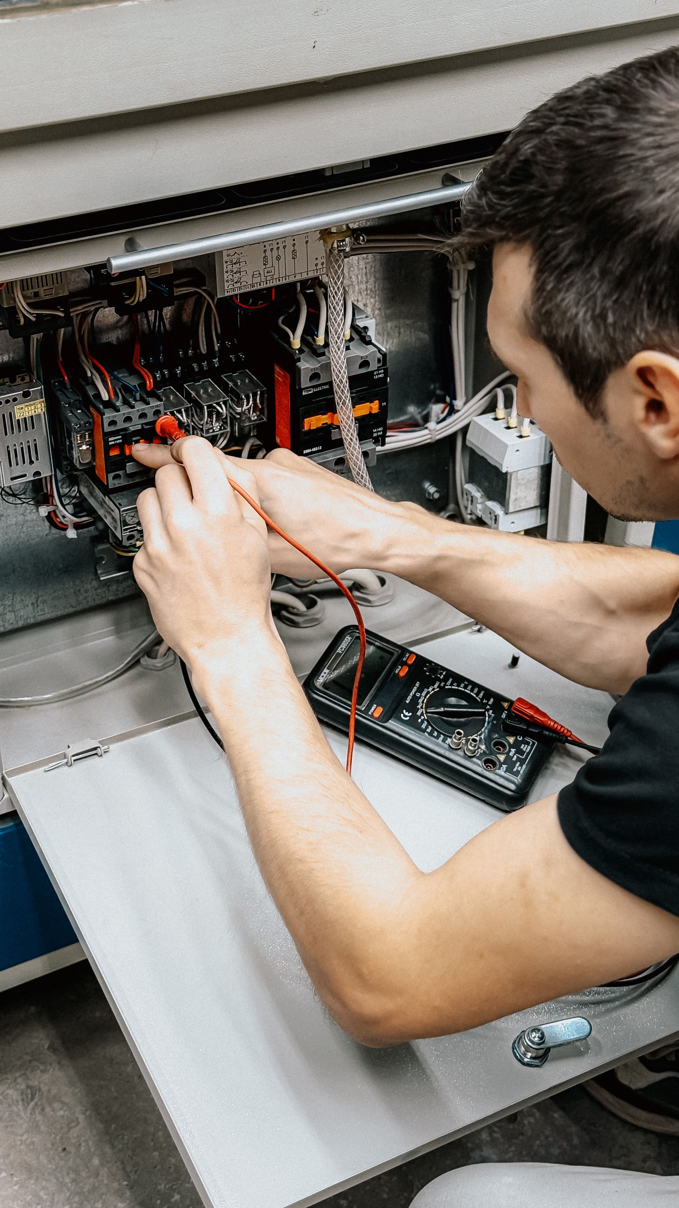 Handwerker Detailarbeit bei der Montage